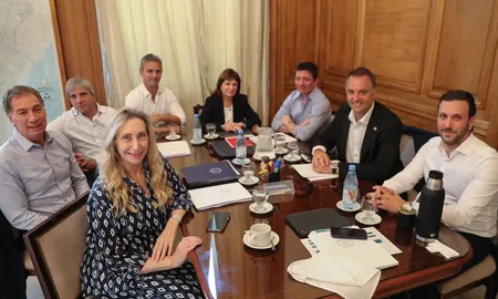La mesa política del Gobierno nacional se reunió en un cónclave extenso de más de dos horas, en medio de tensiones internas, y que tuvo el protagonismo de Manuel Adorni. La mesa política del Gobierno nacional se reunió en un cónclave extenso de más de dos horas, en medio de tensiones internas, y que tuvo el protagonismo de Manuel Adorni.