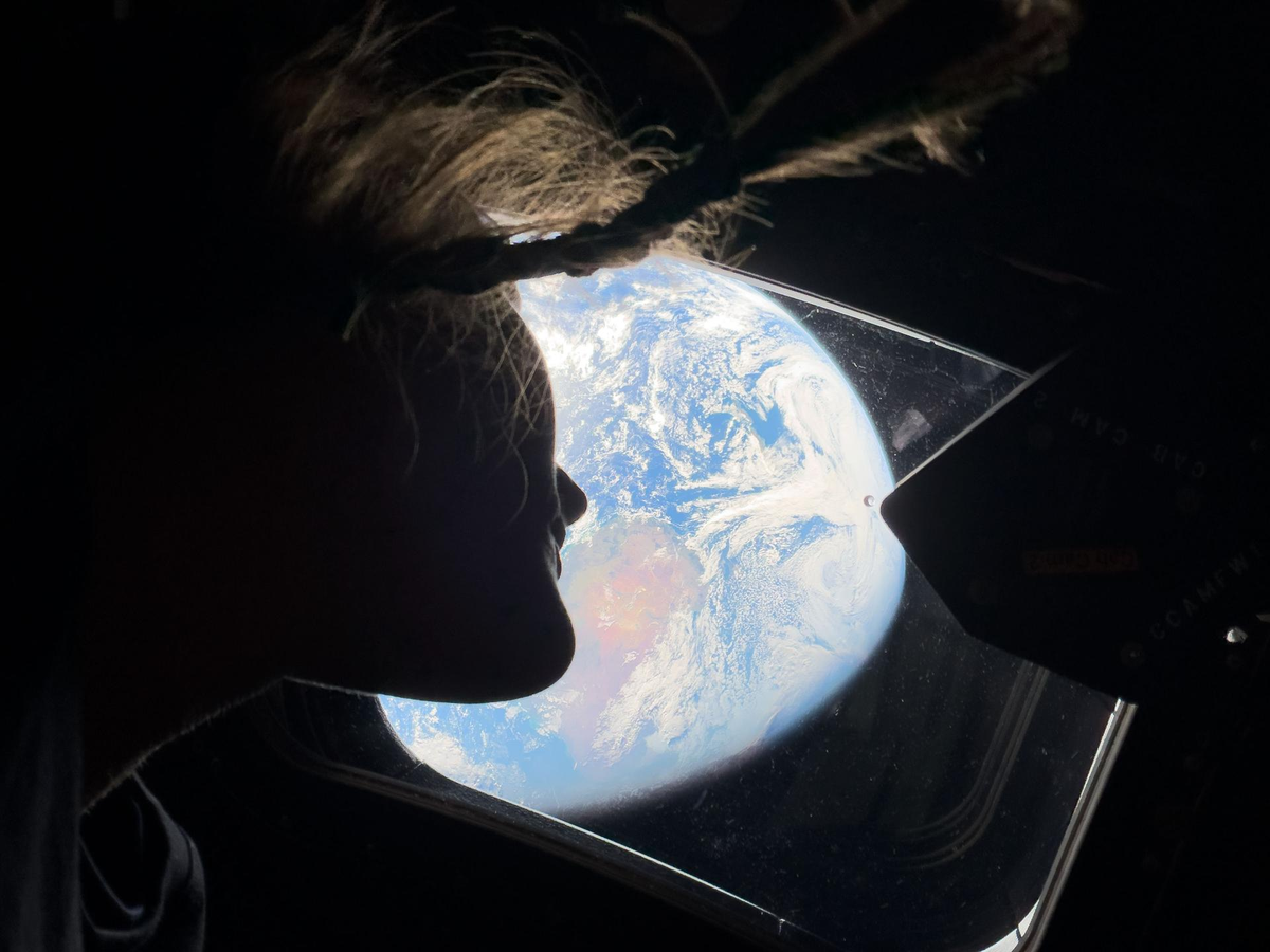 La astronauta de la NASA Christina Koch, especialista de la misión Artemis II, mira por una de las ventanas de la cabina principal de la nave espacial Orion el sábado 4 de abril de 2026, contemplando la Tierra, mientras la tripulación viaja hacia la Luna. Créditos: NASA. La astronauta de la NASA Christina Koch, especialista de la misión Artemis II, mira por una de las ventanas de la cabina principal de la nave espacial Orion el sábado 4 de abril de 2026, contemplando la Tierra, mientras la tripulación viaja hacia la Luna. Créditos: NASA.