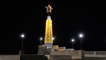 ¡Llegó la Navidad a Santa Fe!: así luce el Faro de la Costanera Oeste en la ciudad