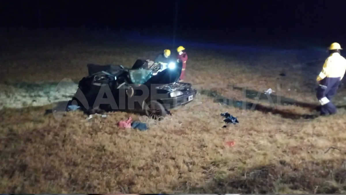 Personal de bomberos intervino en el lugar del accidente. 