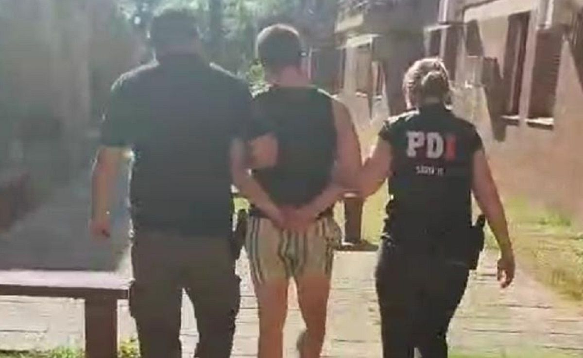 Policías de la PDI detuvieron al presunto estafador y lo trasladaron a sede policial.&nbsp;