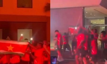 Hinchas fueron a molestar a los jugadores rivales durante el descanso y ellos se sumaron a la fiesta Hinchas fueron a molestar a los jugadores rivales durante el descanso y ellos se sumaron a la fiesta