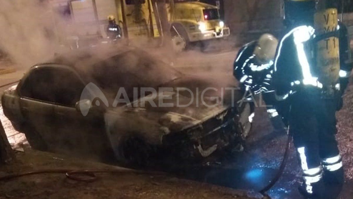 As&iacute; qued&oacute; el veh&iacute;culo tras ser sofocadas las llamas por los bomberos.&nbsp;