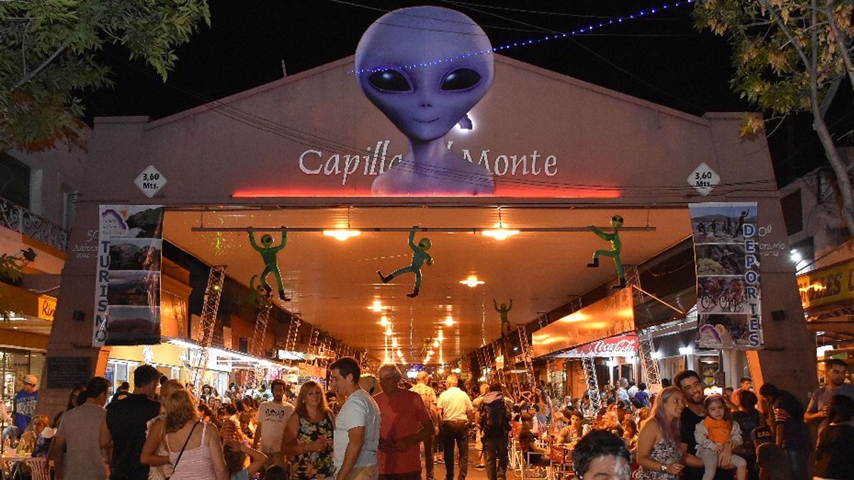 Capilla del Monte, no tiene más de 10.000 habitantes en el norte de Córdoba pero es visitado por miles de personas de todo el mundo en busca de experiencias trascendentales, ufológicas o espirituales.