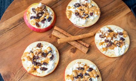 La sencilla receta para preparar un snack de manzana saludable. La sencilla receta para preparar un snack de manzana saludable.