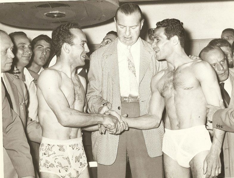 Para D’Agata (izquierda), la chance de llegar a la cima del mundo en su división llegó el viernes 29 de junio de 1956 y, su rival por la corona ecuménica, fue el argelino-francés Robert Cohen, quien lo había derrotado dos años antes en Túnez en un combate polémico y con un fallo teñido de localismo.