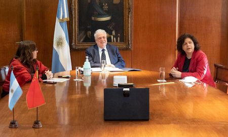 Autoridades de Argentina y China acordaron realizar los ensayos clínicos de Fase III de la vacuna contra COVID-19 en nuestro país. Autoridades de Argentina y China acordaron realizar los ensayos clínicos de Fase III de la vacuna contra COVID-19 en nuestro país.