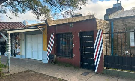 Te voy a pegar un tiro: violento robo en una barbería de barrio Los Troncos Te voy a pegar un tiro: violento robo en una barbería de barrio Los Troncos