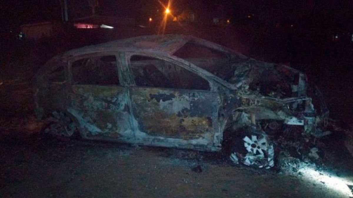 El auto en el que lo llevaron engañado y mataron apareció prendido fuego.