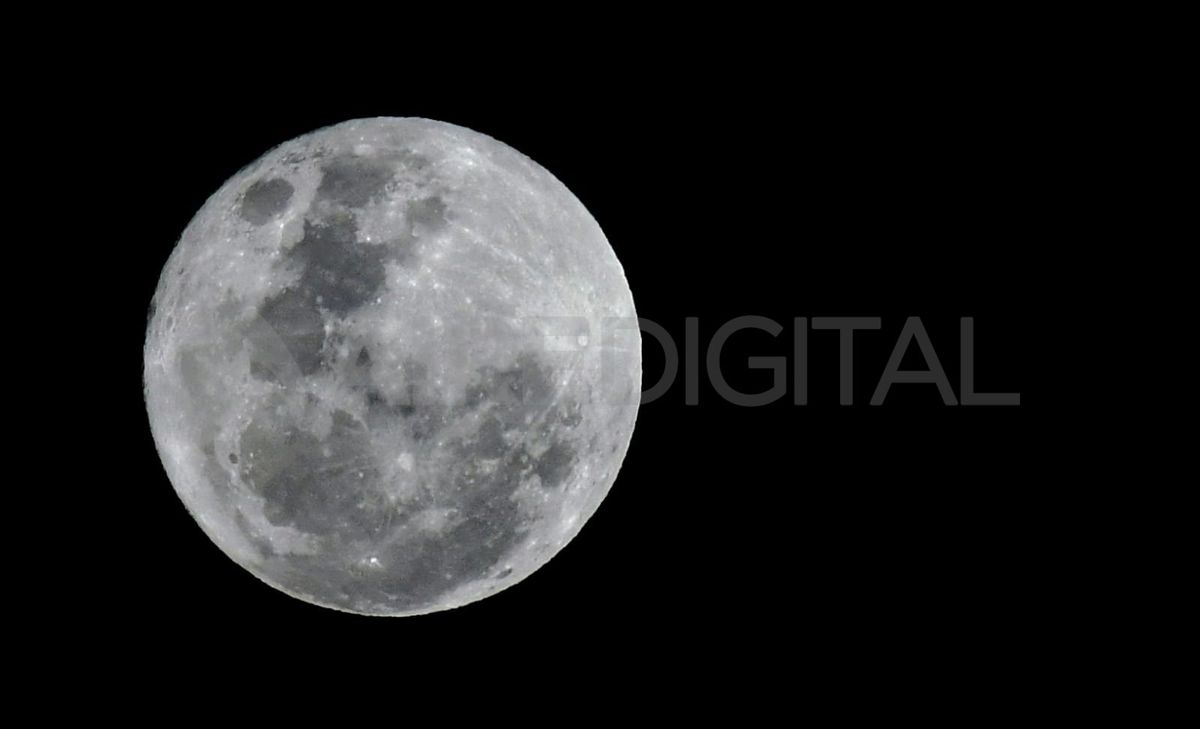 Esta noche la luna luce un 16% más brillante de lo habitual.