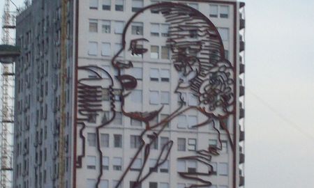 La iniciativa lleva el nombre de Ley de mejora de circulación de la avenida de 9 Julio y su objetivo es demoler el inmueble, inaugurado en 1936. La iniciativa lleva el nombre de Ley de mejora de circulación de la avenida de 9 Julio y su objetivo es demoler el inmueble, inaugurado en 1936.