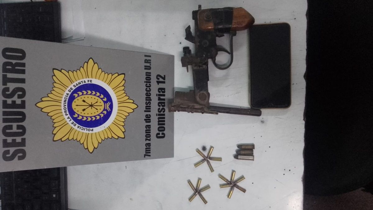 Durante el allanamiento en Santo Tomé, la policía secuestró una pistola de fabricación casera calibre 22. Además, incautó 16 municiones calibre 22 intactas, 02 calibre 32 y 01 calibre 38.