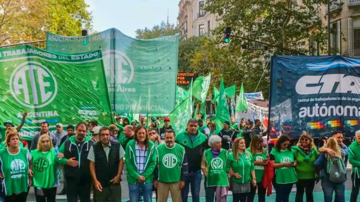 Gremios se movilizan a Tribunales contra el DNU de Milei Gremios se movilizan a Tribunales contra el DNU de Milei