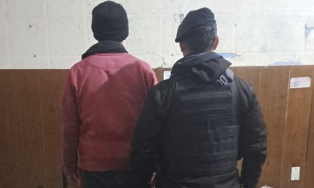 Aprehendieron a un joven con plantas y frascos de marihuana en su domicilio de Santa Fe. Aprehendieron a un joven con plantas y frascos de marihuana en su domicilio de Santa Fe.