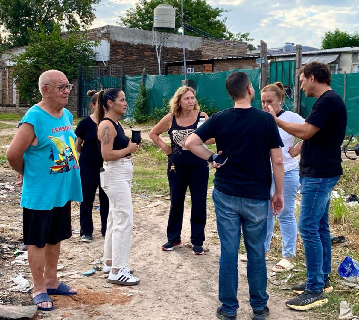 Durante esta semana, Jorgelina Mudallel, junto al concejal Jorge Andrés Fernández, visitó a vecinos y vecinales de distintos barrios de Santa Fe. Durante esta semana, Jorgelina Mudallel, junto al concejal Jorge Andrés Fernández, visitó a vecinos y vecinales de distintos barrios de Santa Fe.