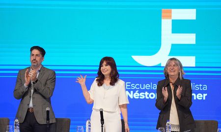 Cristina Kirchner reapareció este jueves en La Playa junto al ex ministro de Educación Nicolás Trotta. Cristina Kirchner reapareció este jueves en La Playa junto al ex ministro de Educación Nicolás Trotta.