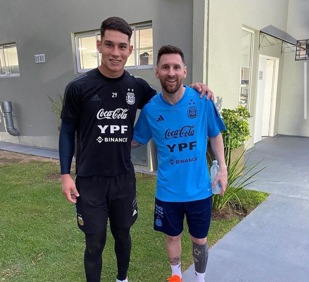 Froilán Díaz, joven arquero de Unión, posó junto a Lionel Messi. Froilán Díaz, joven arquero de Unión, posó junto a Lionel Messi.