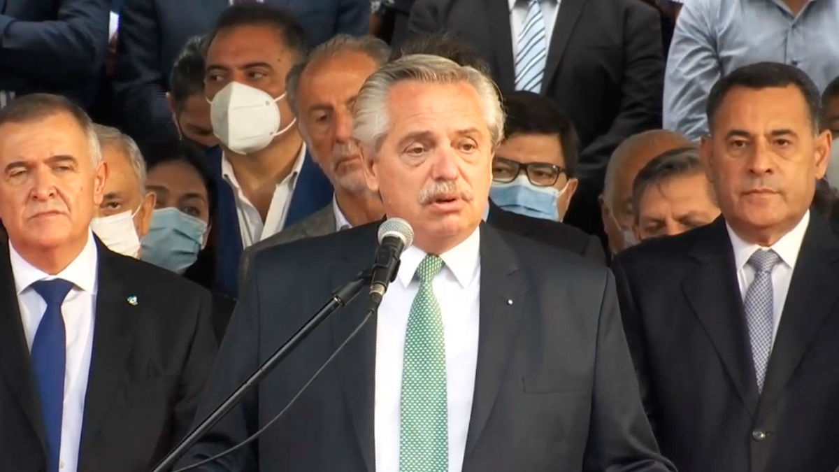 El presidente encabezó un acto en Tucumán, donde firmó una serie de convenios para la construcción de dos alcaldías y entregó 100 patrulleros.