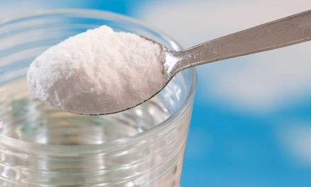 El bicarbonato de sodio actúa como un agente desodorante natural, eliminando partículas de olor en ambientes cerrados como heladeras y armarios. El bicarbonato de sodio actúa como un agente desodorante natural, eliminando partículas de olor en ambientes cerrados como heladeras y armarios.