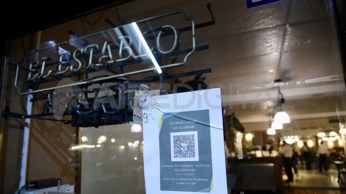 “El Establo" tuvo este domingo a la noche una actividad intensa y los restaurantes estaban colmados de gente. La policía constató tres impactos de bala en su fachada, otro en la puerta de acceso y dos más en un vidrio lateral.