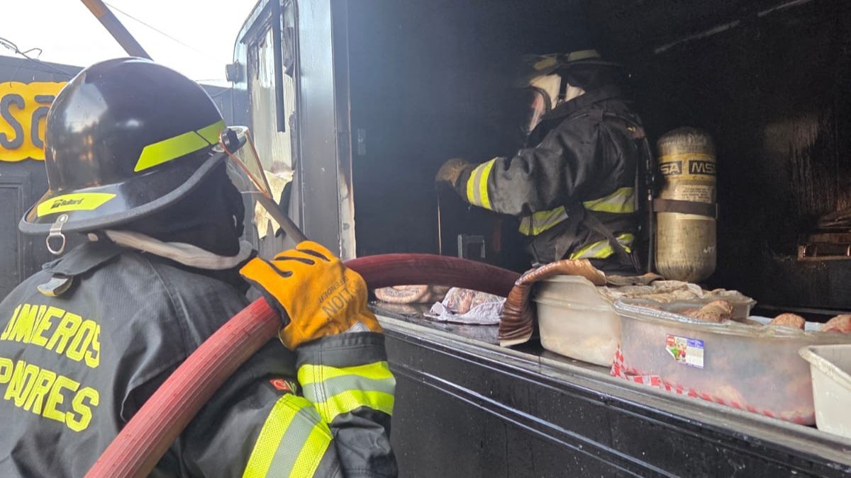 El incendio ocurrió en un carribar de calle Hipólito Yrigoyen al 1000 en Rafaela. El dueño sufrió quemaduras y fue trasladado al hospital.
