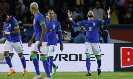 Brasil es la única selección que estuvo presente en todas las ediciones de la Copa Mundial de la FIFA, la que tiene más triunfos (73) y mayor cantidad de goles anotados (229). Brasil es la única selección que estuvo presente en todas las ediciones de la Copa Mundial de la FIFA, la que tiene más triunfos (73) y mayor cantidad de goles anotados (229).
