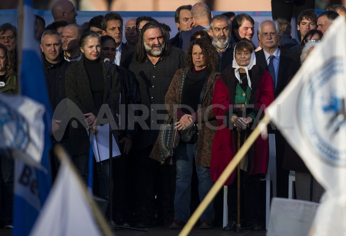 Dirigentes de sectores sindicales, políticos y de derechos humanos encabezaron este viernes un acto en Plaza de Mayo donde se leyó un documento en apoyo a Cristina Kirchner.