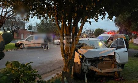 santa fe: chocaron dos vehiculos y uno termino estampado contra un arbol santa fe: chocaron dos vehiculos y uno termino estampado contra un arbol