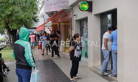 Largas filas frente a los cajeros automáticos. Una imagen que se repite desde el inicio de la cuarentena por coronavirus. Muchos utilizan por primera vez los medios electrónicos para pagar o retirar efectivo. Los delincuentes aprovechan estas circunstancias. Largas filas frente a los cajeros automáticos. Una imagen que se repite desde el inicio de la cuarentena por coronavirus. Muchos utilizan por primera vez los medios electrónicos para pagar o retirar efectivo. Los delincuentes aprovechan estas circunstancias.