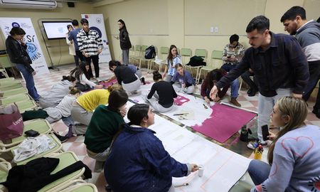 En el marco de la edición 2026 de “De esto sí se habla” sobre Salud Mental Adolescente, estudiantes de seis escuelas secundarias de la ciudad participan de la creación de murales colectivos con la Secretaría de Cultura y Medios de la Universidad Nacional del Litoral (UNL).&nbsp;