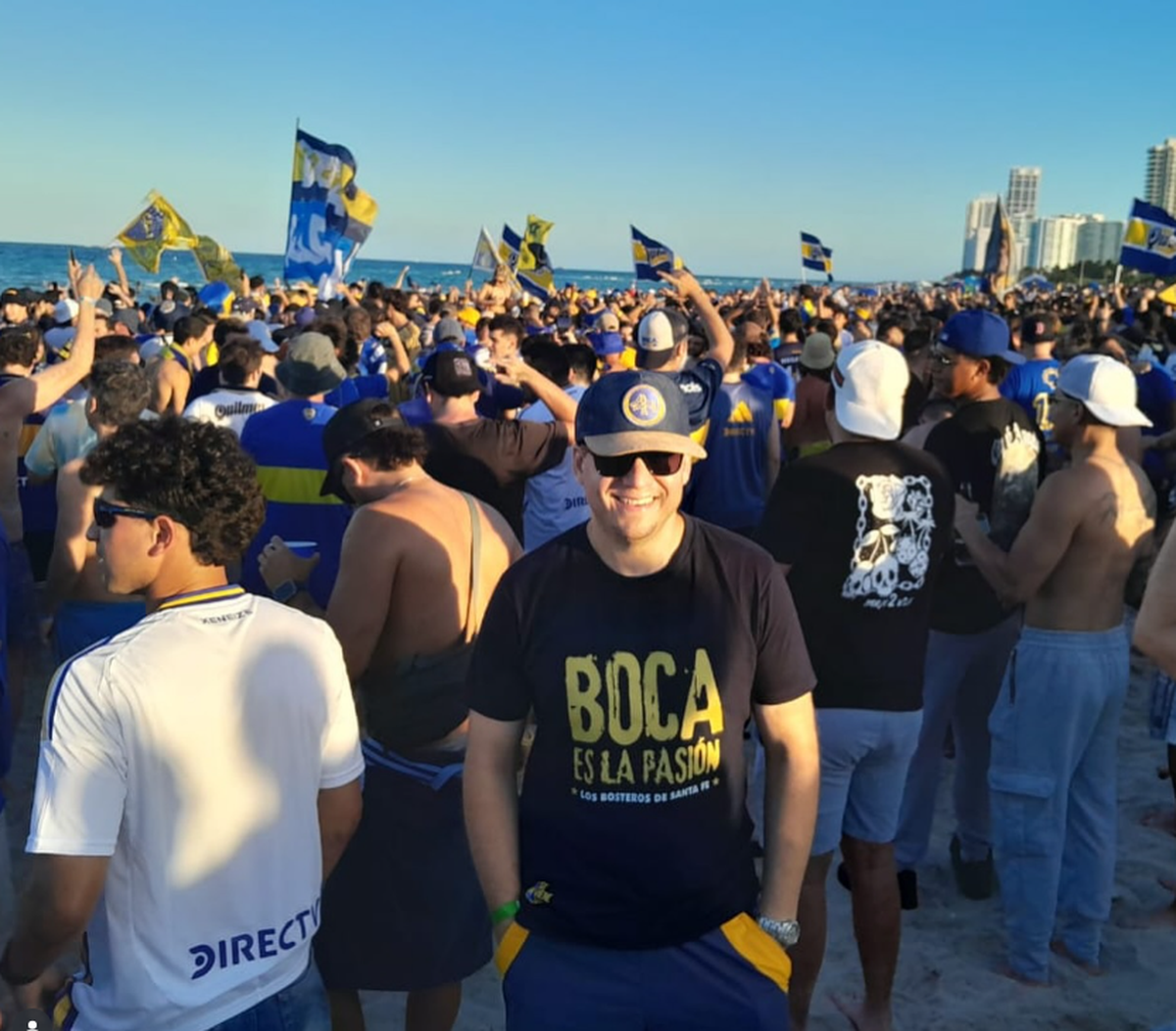 Los hinchas de Boca integran la Peña Osvaldo Potente, conocida como "Los Bosteros de Santa Fe". Los hinchas de Boca integran la Peña Osvaldo Potente, conocida como "Los Bosteros de Santa Fe".