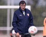 La dirigencia del Club Atlético Independiente llamó a Julio César Falcioni para dirija al equipo hasta final de año. La dirigencia del Club Atlético Independiente llamó a Julio César Falcioni para dirija al equipo hasta final de año.
