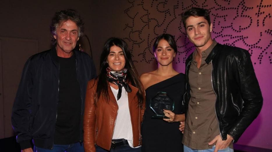 Tini Stoessel y su familia.