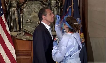 Andrew Cuomo se sometió a un test de coronavirus en vivo. Andrew Cuomo se sometió a un test de coronavirus en vivo.