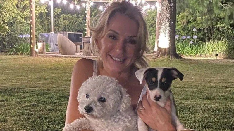 Yanina junto a sus dos mascotas.