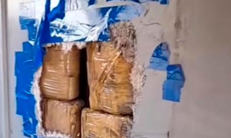 Más de 8 kilos de un viejo cargamento de cocaína se encontraba oculto en uno de los paneles de la unidad Más de 8 kilos de un viejo cargamento de cocaína se encontraba oculto en uno de los paneles de la unidad