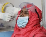 Un médico realiza un hisopado para detectar coronavirus en la India. Un médico realiza un hisopado para detectar coronavirus en la India.