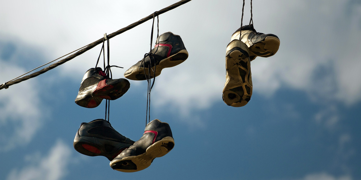 Qué significan las zapatillas colgadas en los cables de luz