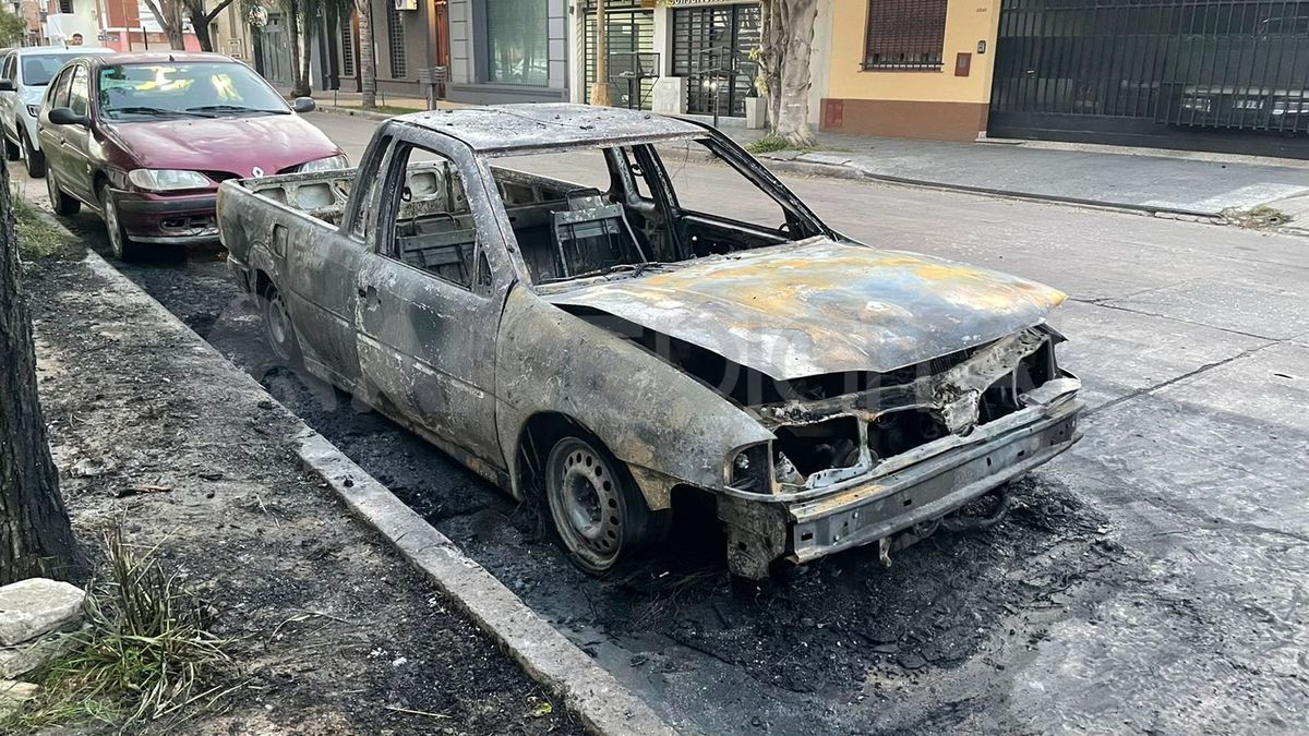 La camioneta Volkswagen Saveiro quedó completamente dañada.