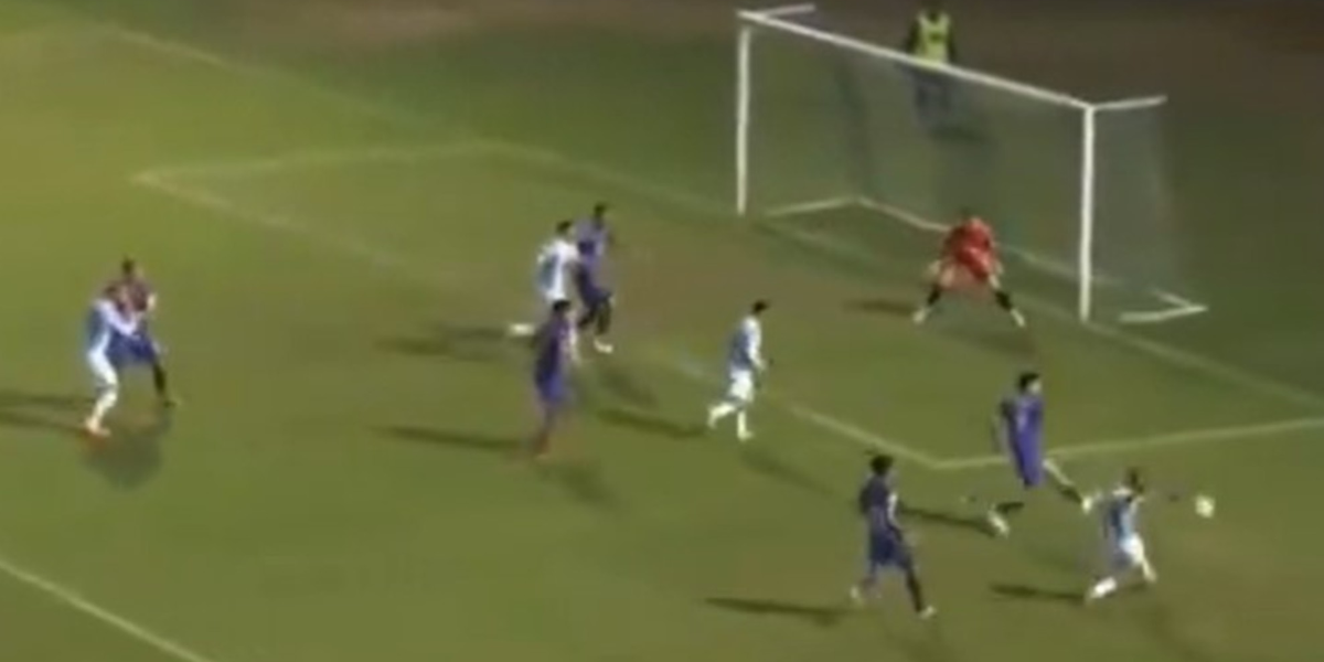 Fútbol polémico: un árbitro santafesino cobró un córner que no era tras un tiro horrible del jugador