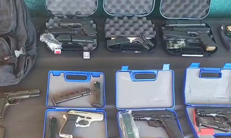 Se investiga si parte del armamento que obtenía esta organización, a través de testaferros y documentación apócrifa, iba al exterior. Se investiga si parte del armamento que obtenía esta organización, a través de testaferros y documentación apócrifa, iba al exterior.