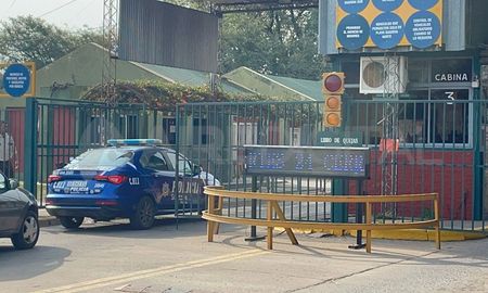 El momento en que policía ingresaba al Mercado. El momento en que policía ingresaba al Mercado.