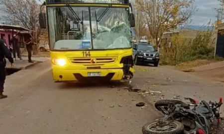 Un hombre y una mujer perdieron la vida al chocar de chocar contra un colectivo en Mendoza. Un hombre y una mujer perdieron la vida al chocar de chocar contra un colectivo en Mendoza.