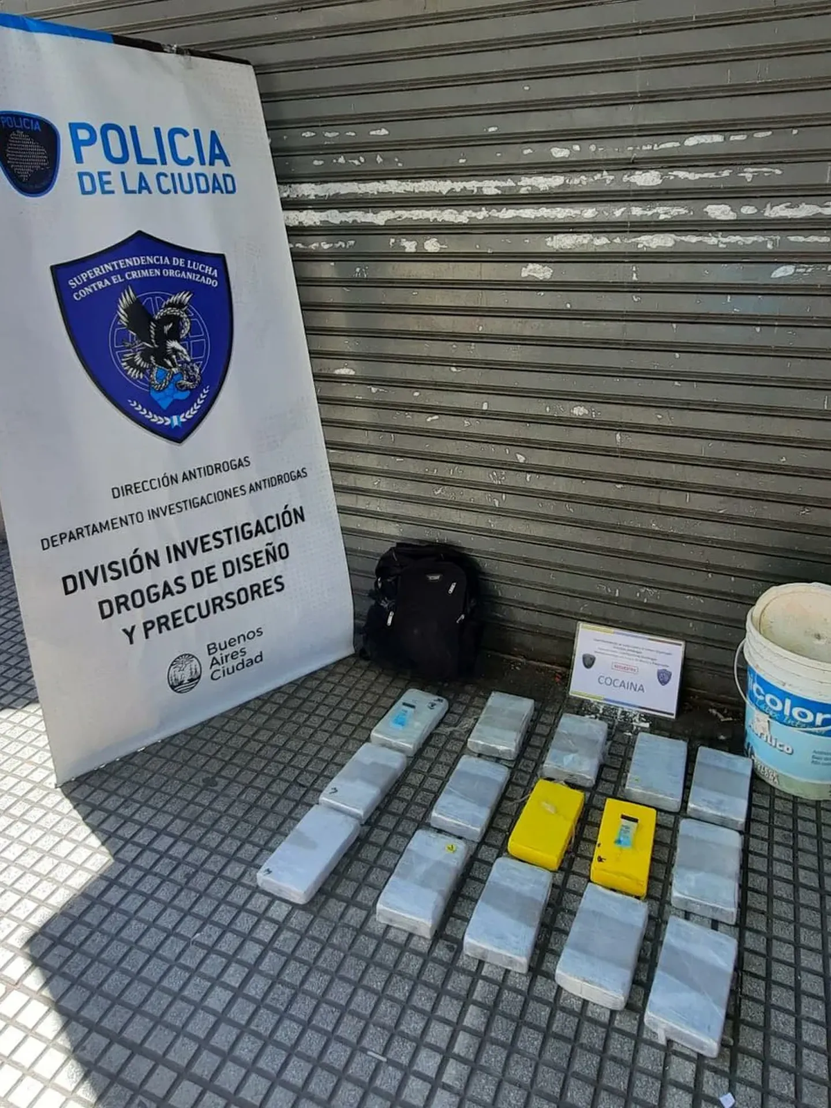 Detuvieron a un policía y a un comisario que supuestamente trasladaban cocaína en Balvanera.