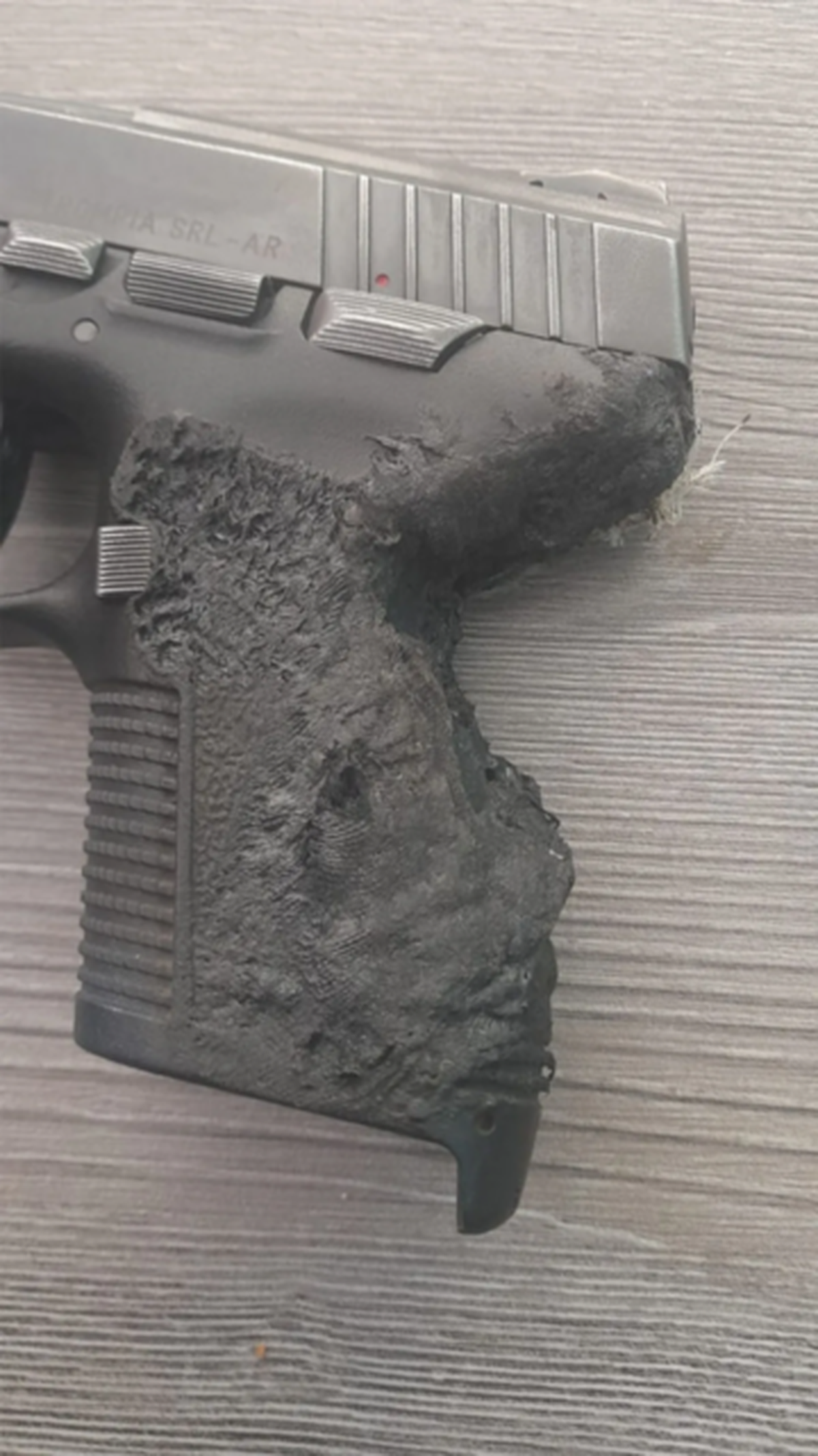 El policía deberá afrontar los gastos de reparación del arma.