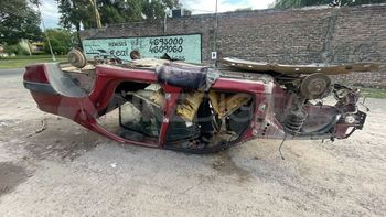 Dieron vuelta un auto estacionado en barrio 7 Jefes de Santa Fe y lo desmantelaron por completo