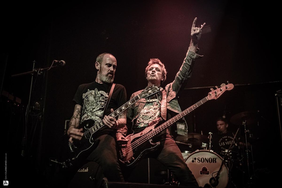 Leo Moscovich junto a Mart&iacute;n Zaragozi, bajista de La Cruda y Mambonegro.