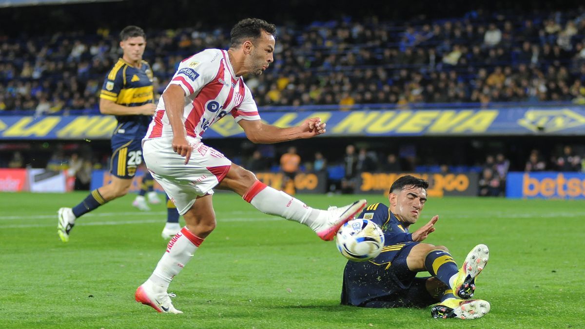 Lucas Gamba en una de las opciones de ataque del tatengue ante Boca.