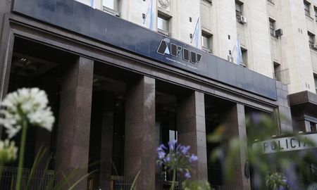 AFIP de caza: la entidad intimó a 2.800 argentinos con dólares en negro AFIP de caza: la entidad intimó a 2.800 argentinos con dólares en negro