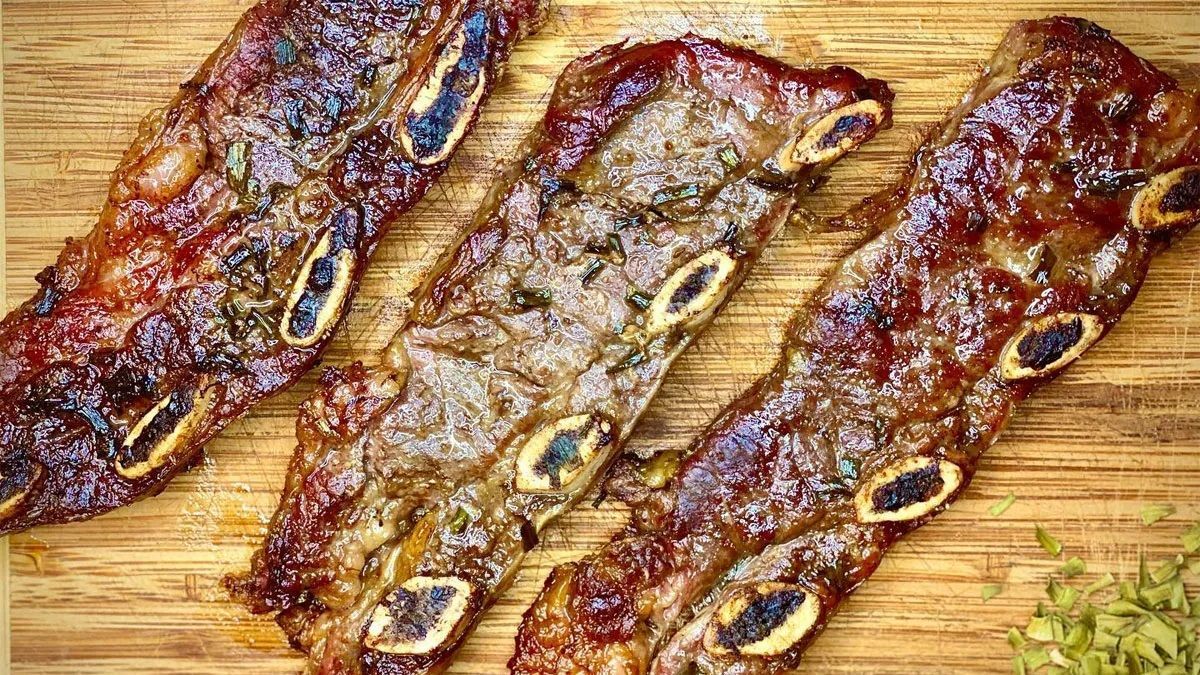 El precio del kilo de asado banderita en agosto. 